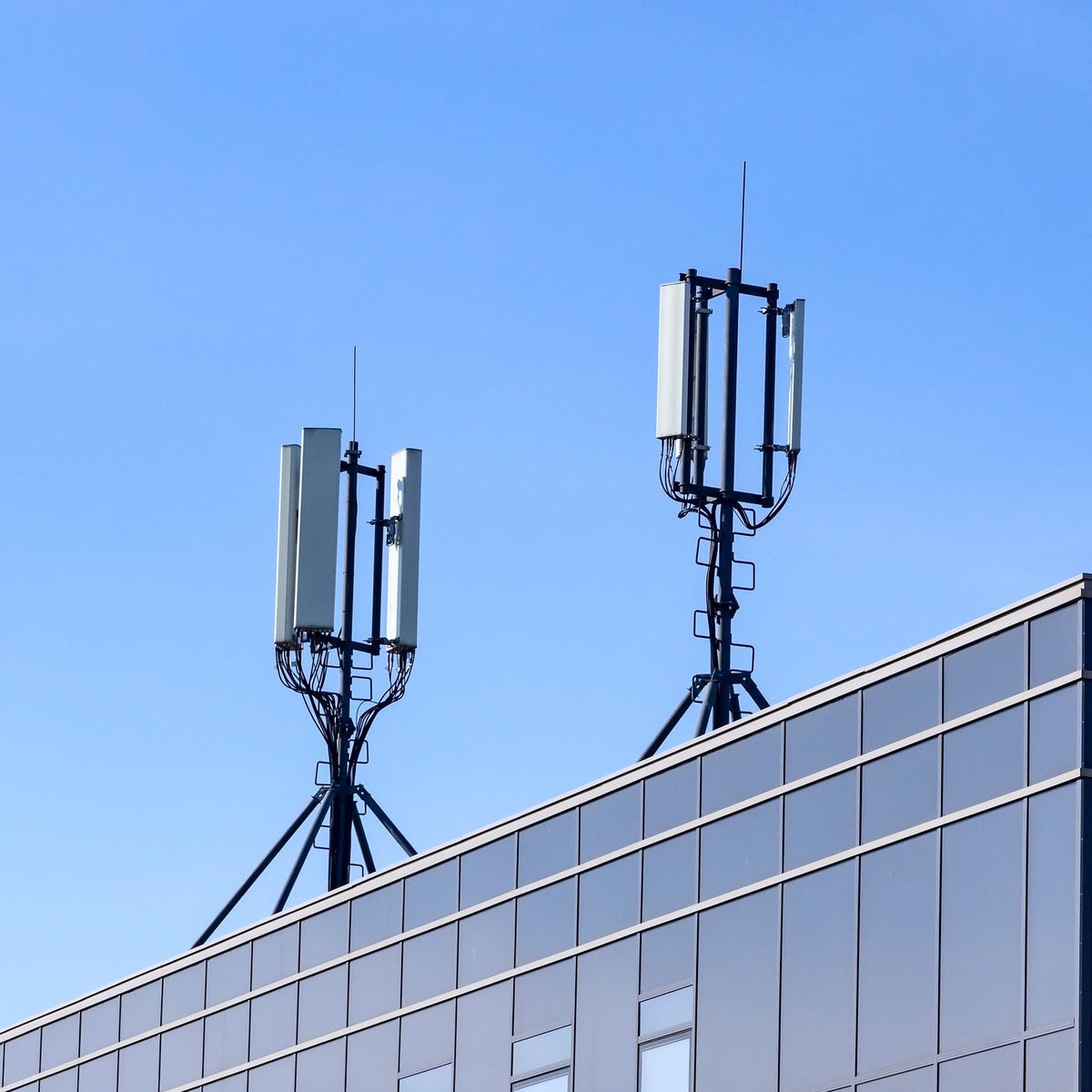 How Do Cell Towers Work? A Simple Guide – Wilson Signal Booster